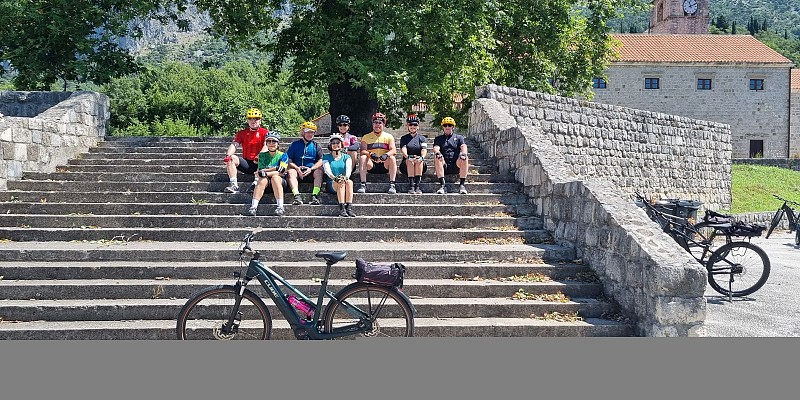 Biking & wine tasting day trip - with regular or electric assisted bikes